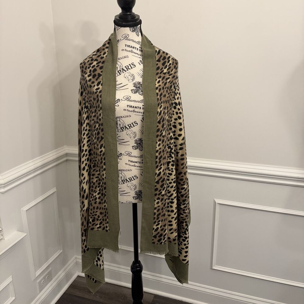 Francesca’s Accessories Animal Print Shawl/Wrap Sage Green Border One Size New